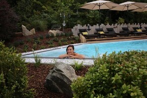 季節性室外游泳池,開放時間為 07:00 至 21:00,提供泳池遮陽傘和日光浴躺椅