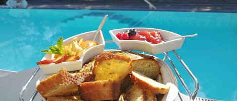 Tägliches Frühstücksbuffet (15.00 EUR pro Person)