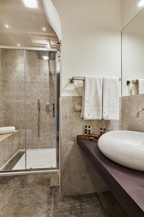 Deluxe Double Room, City View | Bathroom | Bidet, towels - Donna Teresa Guest House (Lecce)