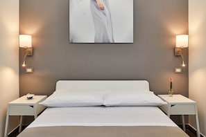 Muebles diferentes, escritorio y cortinas blackout 