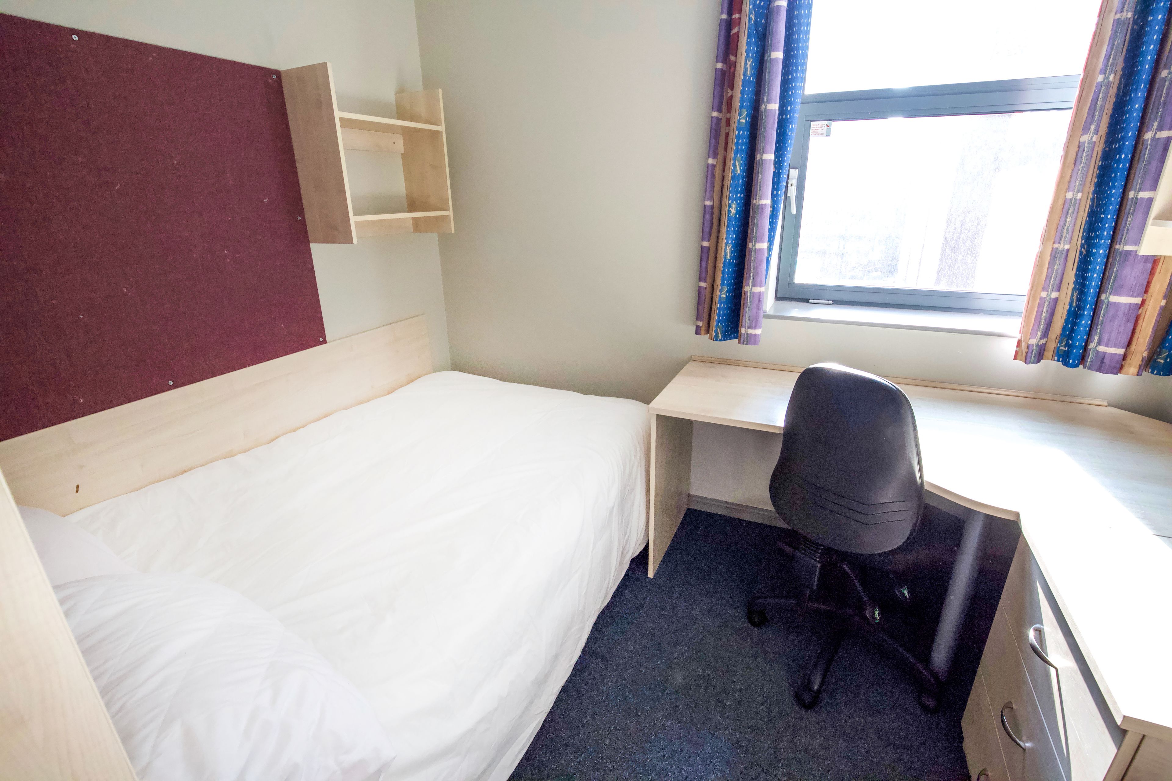 Escritorio, wifi gratis y ropa de cama 