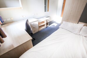 Escritorio, wifi gratis y ropa de cama