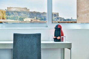 Delight Suite with Acropolis View | 1 makuuhuone, ylelliset vuodevaatteet, tallelokero huoneessa, työpöytä