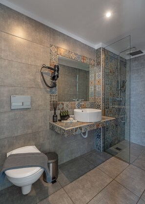 Delight Suite with Acropolis View | Bathroom | Shower, free toiletries, hair dryer, slippers