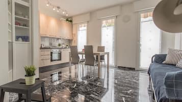 Apartamento, 2 quartos | Área de estar | TV de tela plana