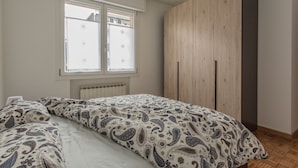 A bedroom with a bed, a wardrobe, a window, and a radiator. - Padova - Pierobon 18 (Padova)