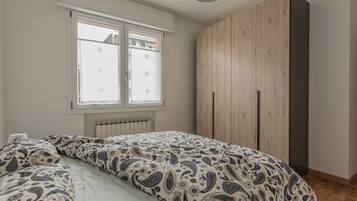 Apartamento, 2 quartos | Wi-Fi de cortesia, roupa de cama