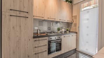 Apartamento, 2 quartos | Cozinha privada | Geladeira grande, cooktop, cafeteira/chaleira
