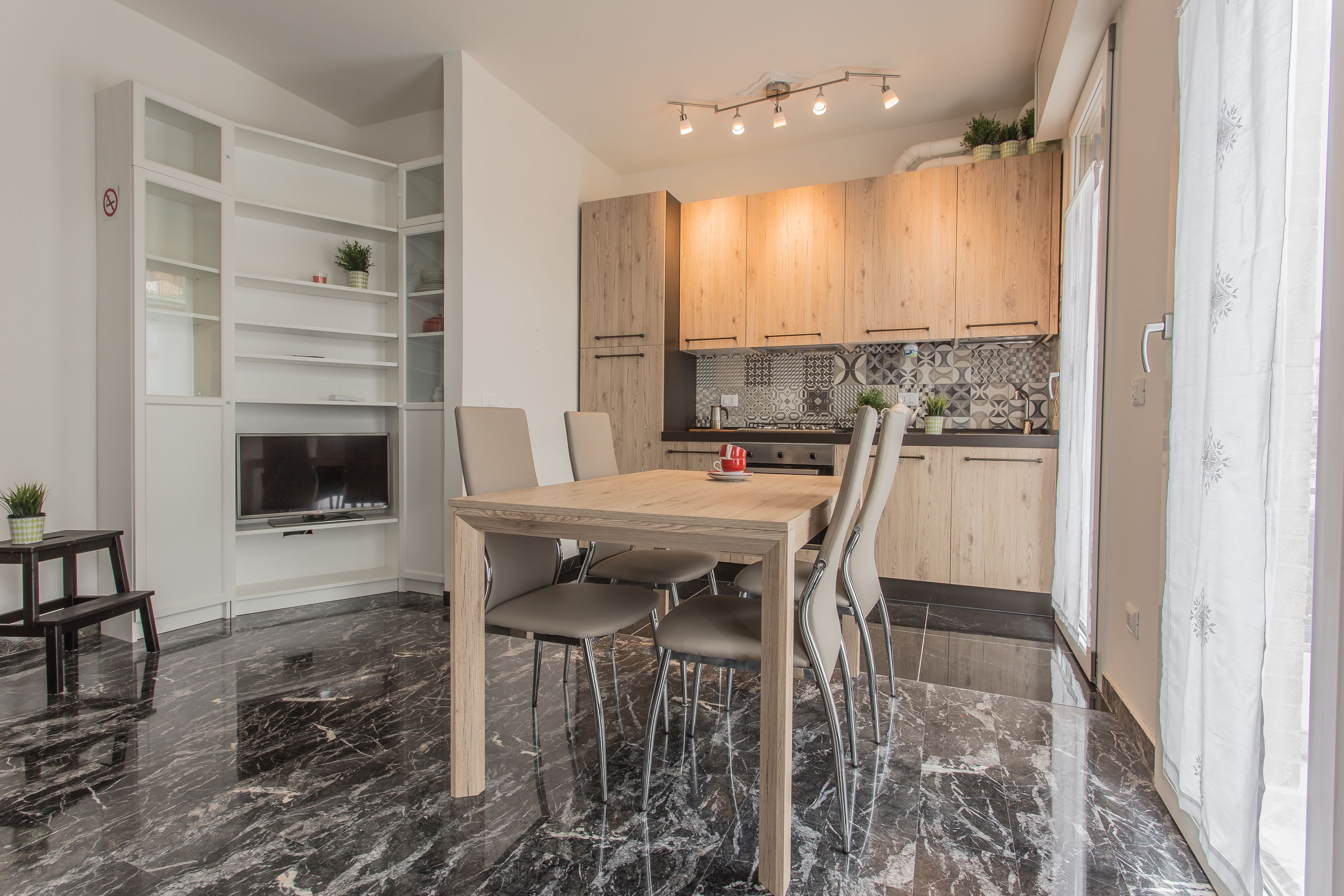 Apartamento, 2 quartos | Opções para refeição no quarto