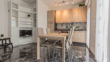 Apartamento, 2 quartos | Opções para refeição no quarto