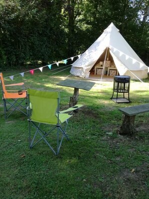 Traditional Tent, 1 Double Bed, Garden View | Terrace/patio - 7 Valleys Camping (Flers)