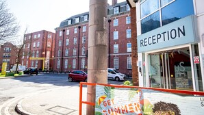A building with a reception area, a brick facade, and a clear sky. - Popup Liverpool (Liverpool)