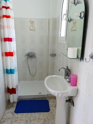 Apartamento, 1 quarto, vista para o jardim | Banheiro | Chuveiro, secador de cabelo (mediante solicitação), toalhas de banho 