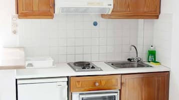 Apartment, 1 Bedroom, Garden View | Private kitchenette | Fridge, stovetop, cookware/dishes/utensils