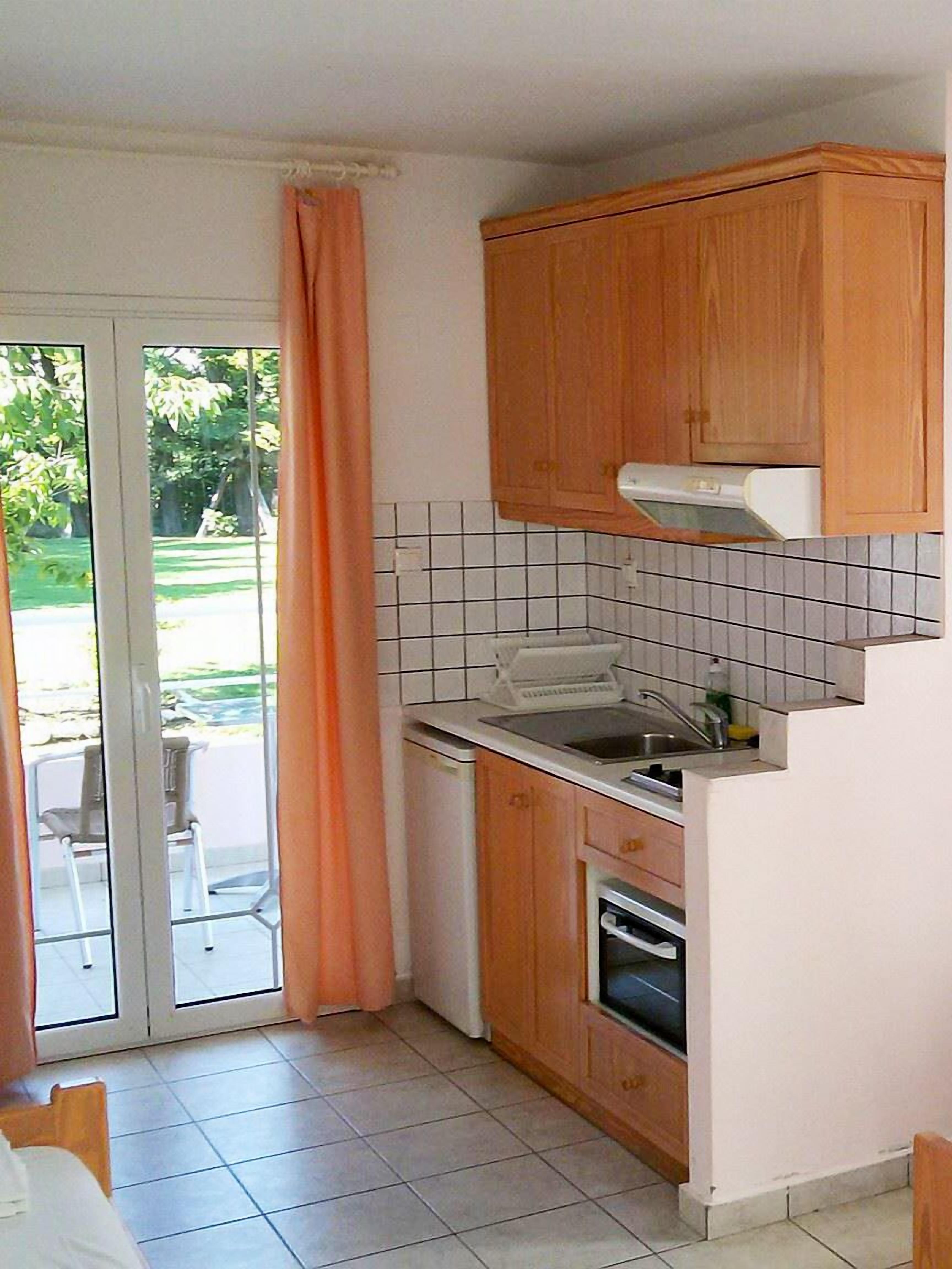 Appartement, 1 chambre, vue jardin | Coin cuisine privé | Réfrigérateur, plaque de cuisson