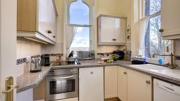 Apartment (The Moorview) | Private kitchen | Fridge, microwave, oven, stovetop