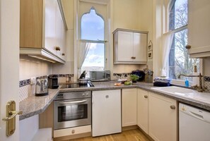 公寓 (The Moorview) | 私人廚房 | 電冰箱、微波爐、烤箱、爐台