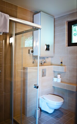 Shower, free toiletries, hair dryer, towels - Aranygombos Fogadó (Telkibánya)