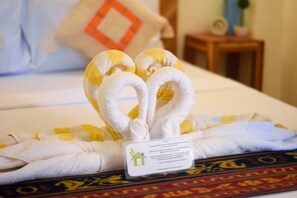 Habitación Deluxe | Caja fuerte, escritorio, wifi gratis y ropa de cama