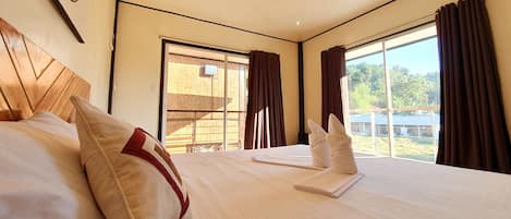 Chambre Familiale | Coffres-forts dans les chambres, bureau, Wi-Fi gratuit, draps fournis