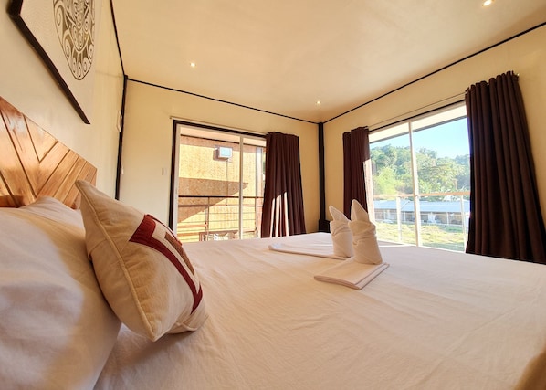 Family Room | In-room safe, desk, free WiFi, bed sheets - Keira Tourist Inn (El Nido)