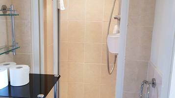 Chambre avec lits jumeaux, 2 lits une place, vue mer | Salle de bain | Douche, articles de toilette gratuits, sĂšche-cheveux