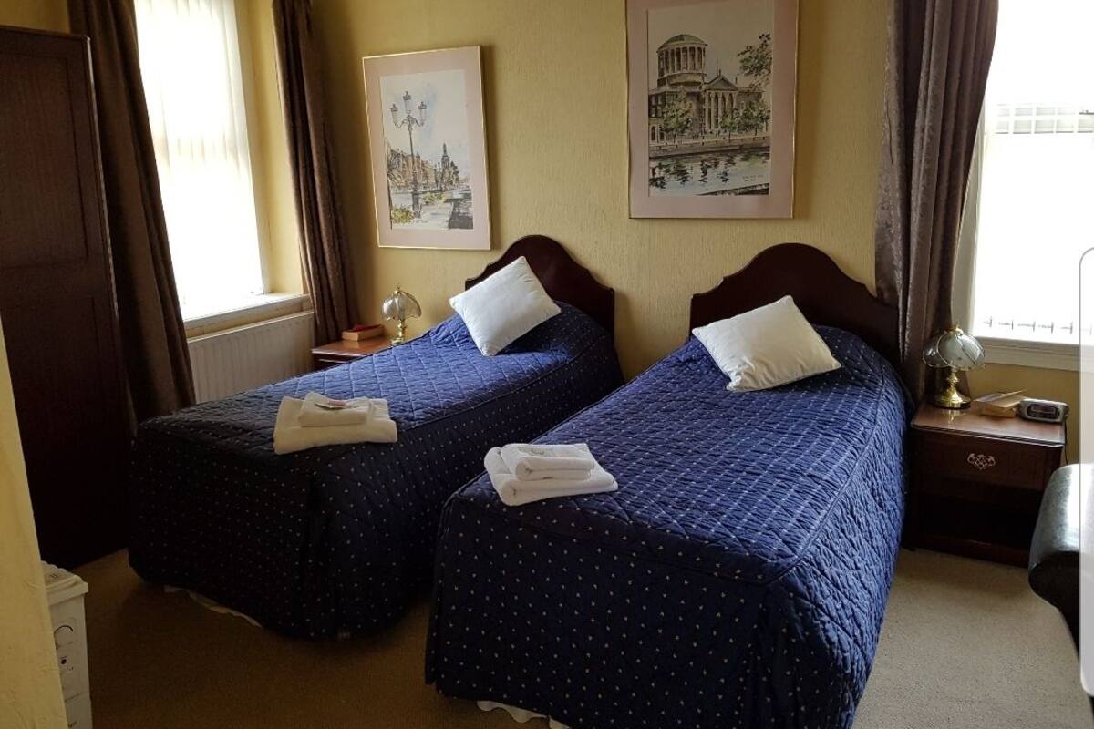 Twin Room, 2 Twin Beds, Sea View | WiFi (free), bed sheets