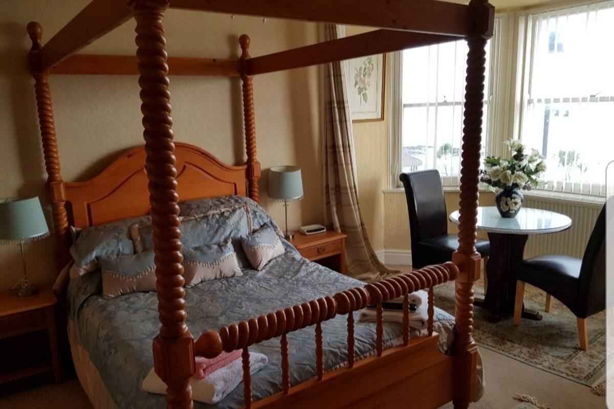 Double Room, 1 King Bed, Sea View | WiFi (free), bed sheets