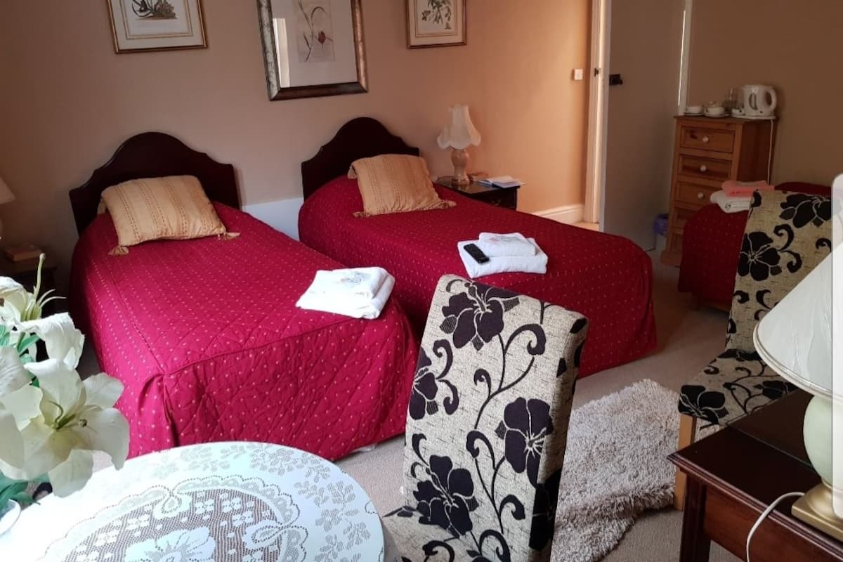 Dreibettzimmer, 3 Einzelbetten, Gartenblick | Kostenloses WLAN, Bettwäsche