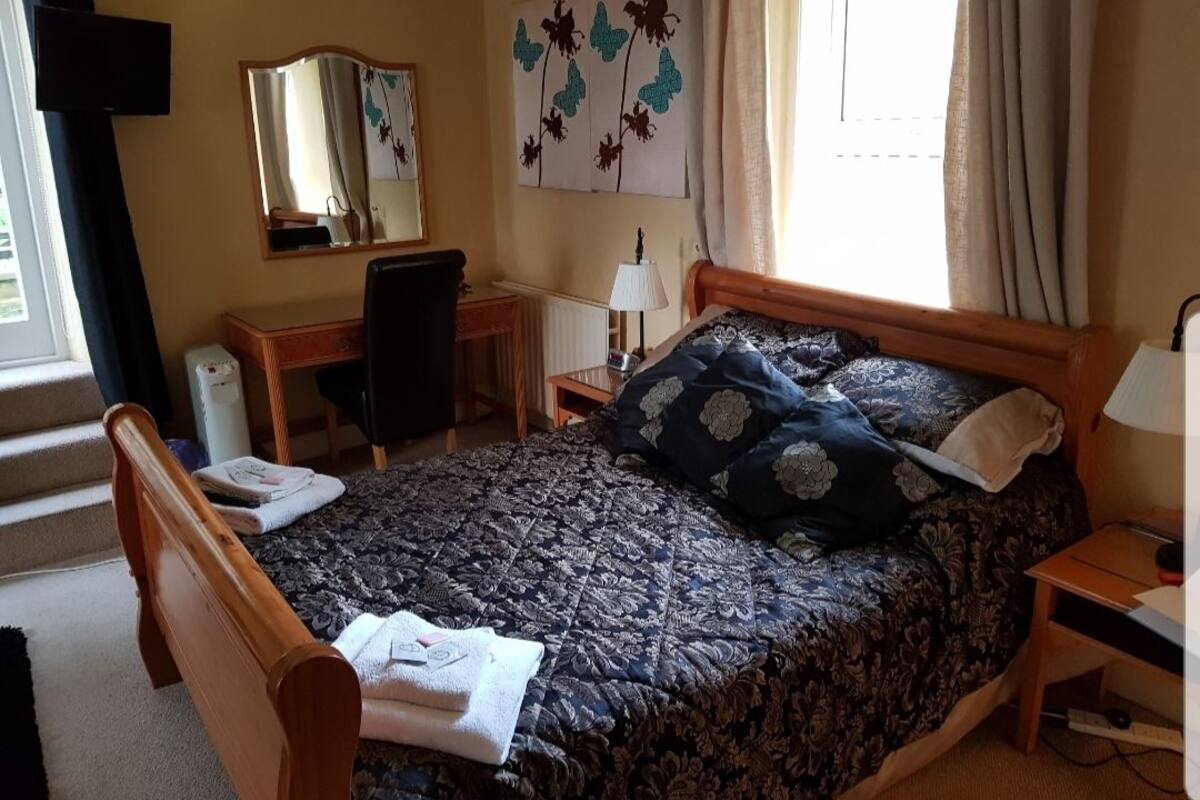 Deluxe Double Room, 1 King Bed, Garden View | WiFi (free), bed sheets