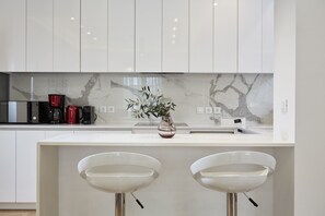 Appartement, 2 chambres | Cuisine privée | Réfrigérateur grande capacité avec congélateur, four à micro-ondes