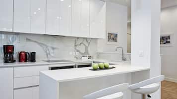 Departamento, 2 habitaciones | Cocina privada | Refrigerador con congelador, microondas, horno y parrilla de estufa