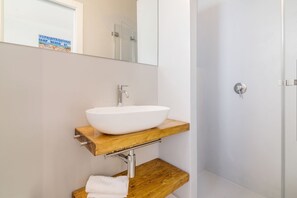 Appartement, 3 chambres | Salle de bain | Sèche-cheveux, bidet, serviettes fournies, savon