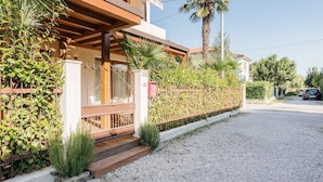 A residential property with a wooden deck, a gravel driveway, and a metal fence. - Padova - Via Ancillotto 11B (Padova)