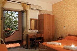 Habitación con 1 cama matrimonial o 2 individuales, balcón, vista al mar (Girasole) | Cunas gratuitas, camas extra, wifi gratis y ropa de cama 