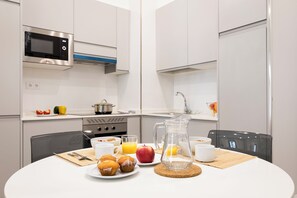 Apartment, 1 Bedroom (Exterior) | Dapur peribadi | Peti sejuk/penyejuk beku saiz penuh, ketuhar gelombang mikro, ketuhar 