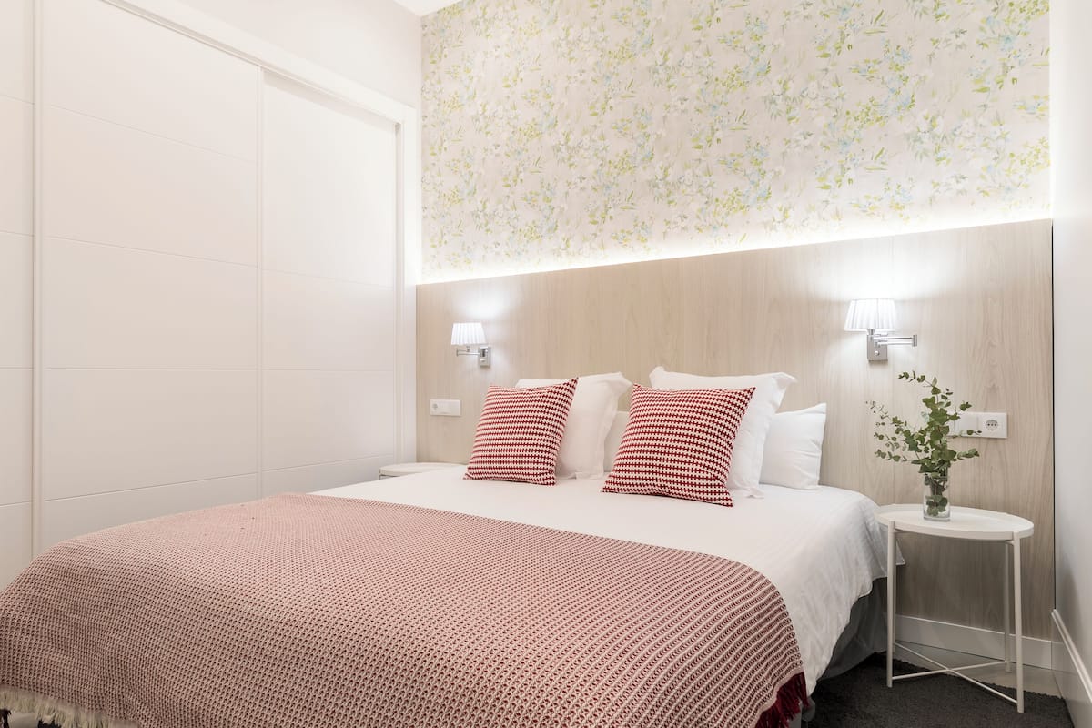 Apartment, 1 Bedroom (Interior) | 1 bedroom, in-room safe, desk, soundproofing