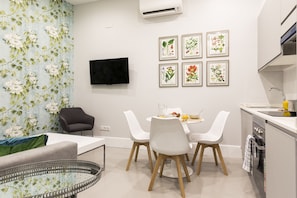 Apartament, 1 dormitori (Interior) | Zona de menjador de l'habitació