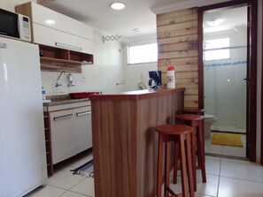 Classic Apartment, 1 Bedroom, Pool View (108B) | Private kitchen | Full-size fridge, microwave, oven, coffee/tea maker - Praia dos Milionários Temporada Ilhéus (Ilhéus)