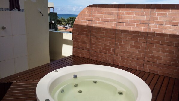 Family Penthouse, 2 Bedrooms, Hot Tub, Ocean View (307B) | Private spa tub - Praia dos Milionários Temporada Ilhéus (Ilhéus)