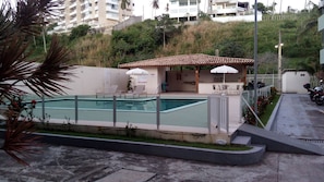 Piscine couverte, piscine extérieure, parasols de plage, chaises longues