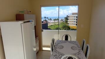Cobertura família, 2 quartos, piscina particular, de frente para a praia (308B) | Opções para refeição no quarto