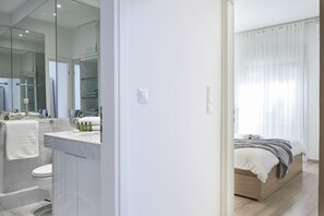 Appartement, 1 slaapkamer | Badkamer | Een douche, gratis toiletartikelen, een haardroger, pantoffels