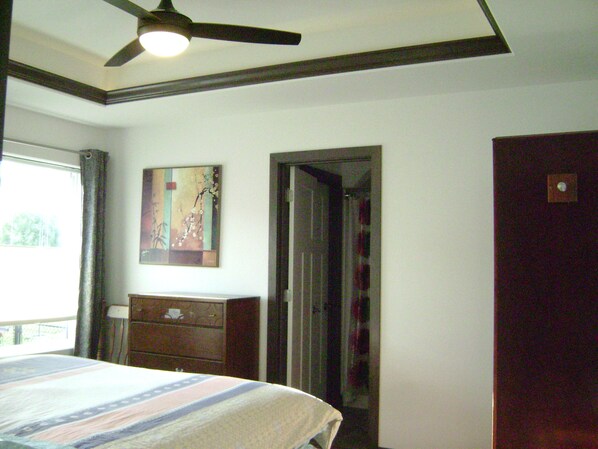 2 chambres, coffres-forts dans les chambres, bureau