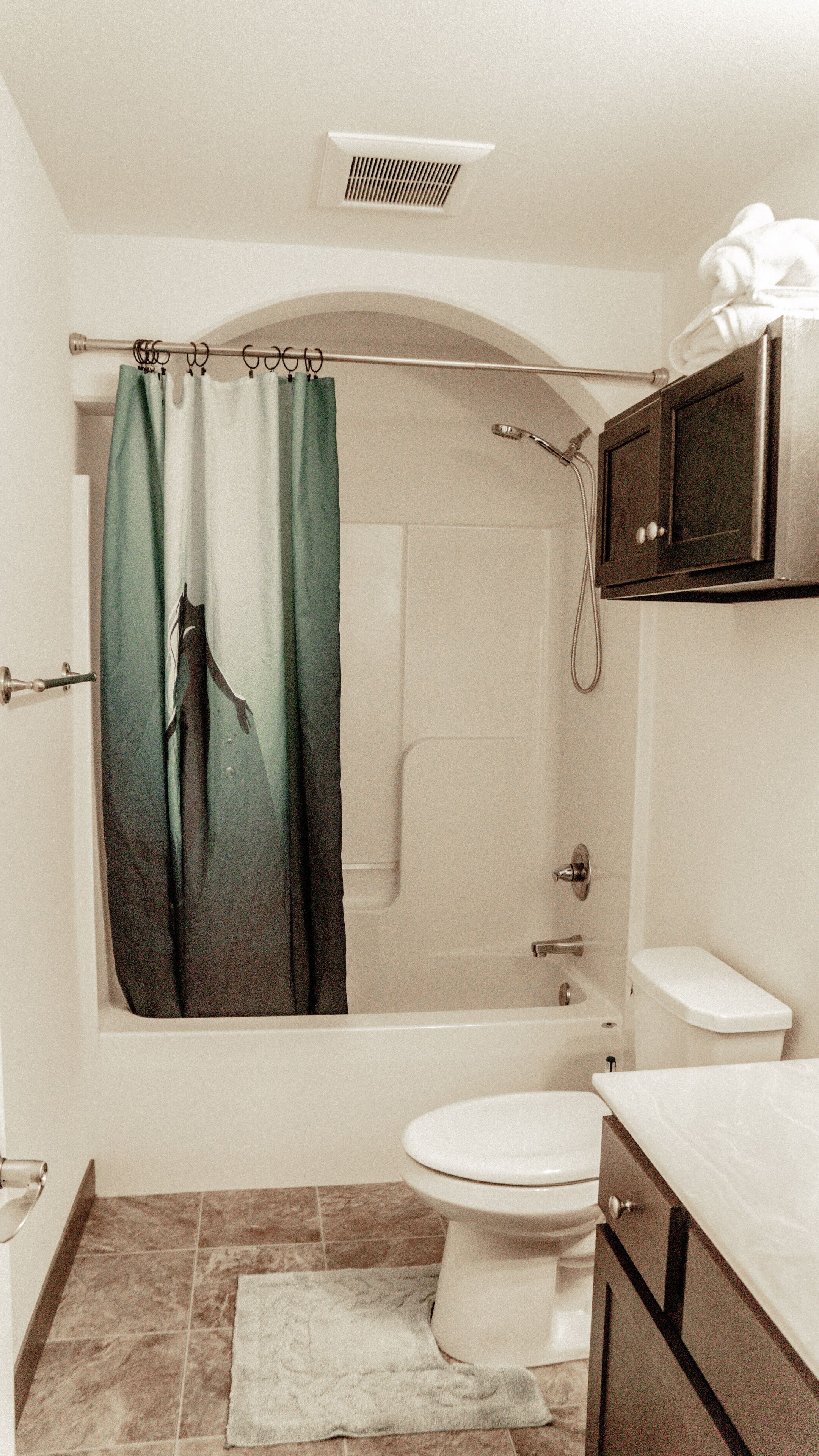 Un baño con bañera, inodoro y ducha.