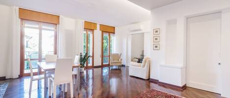 Appartement, 3 chambres | Restauration dans la chambre