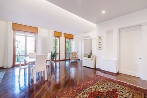 Appartement, 3 slaapkamers | Dineren op de kamer