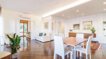 Apartamento, 3 quartos | Opções para refeição no quarto