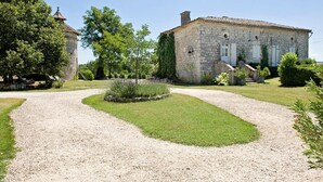 A stone building with a gravel driveway and a well-maintained lawn. - Domaine de L'Isle Basse (Fontanes)