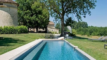 Piscine extérieure, chaises longues